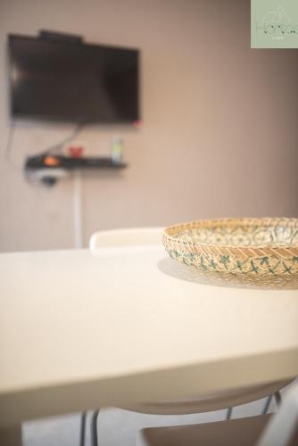 a basket sitting on top of a table at Casa das Hortas in Vila Franca do Campo