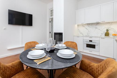 - une salle à manger avec une table et des chaises dans l'établissement Stylish & Trendy Apartment Browar Gdański by Renters, à Gdańsk