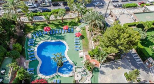 una vista aérea de una piscina en un complejo en Apartamentos de Benidorm, playa Poniente, España en Benidorm