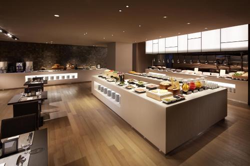 a restaurant with a buffet of food on display at Shilla Stay Ulsan in Ulsan