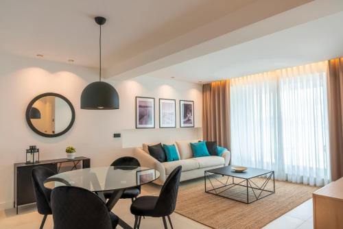 RD Hotel Apartamento في بويو: غرفة معيشة مع أريكة وطاولة