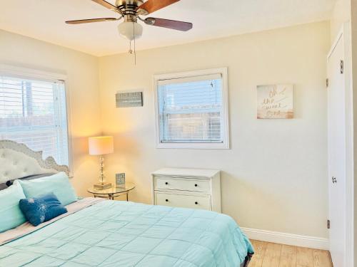 - une chambre avec un lit et un ventilateur de plafond dans l'établissement Cozy Beach Cottage with Bicycles, à San Diego