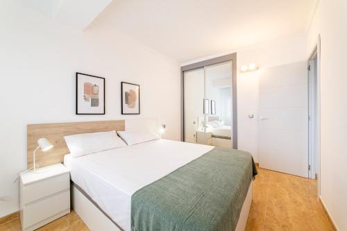 een witte slaapkamer met een groot wit bed in een kamer bij Trendy Homes Chumberas in Roquetas de Mar