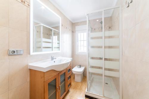 uma casa de banho com um lavatório, um chuveiro e um WC. em Trendy Homes Chumberas em Roquetas de Mar