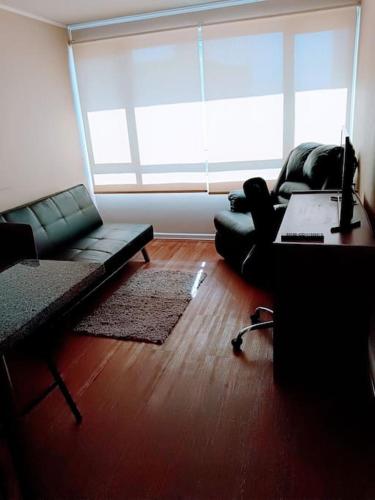Moderno Departamento en Calama في كالاما: غرفة معيشة مع أريكة وطاولة