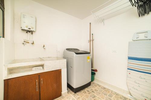 uma pequena cozinha com um lavatório e uma lata de lixo em Experiencia Única Habitación Privada en Medellín A em Medellín