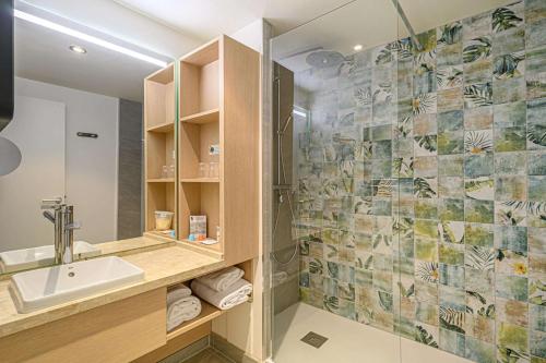 a bathroom with a sink and a mirror at Best Western Plus Hôtel Vannes Centre Ville in Vannes