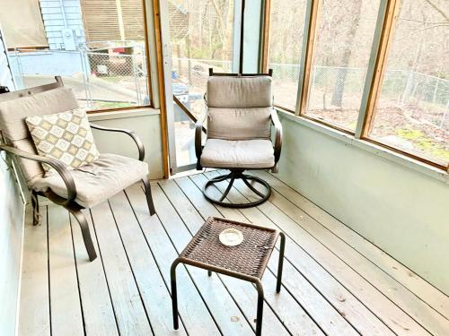 Casa La Vista a modern home in a natural setting في بيلا فيستا: شرفة مع كرسيين وطاولة قهوة