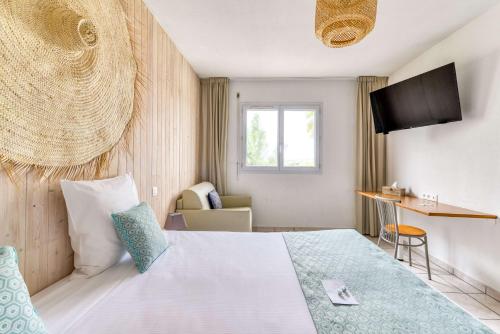 Habitación de hotel con cama y escritorio en Sure Hotel by Best Western Beziers Le Monestie, en Béziers