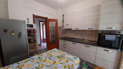 cocina con armarios blancos y encimera en Fior di Limone en Sestri Levante