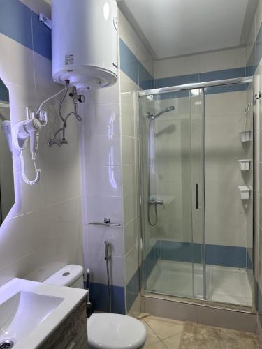 a bathroom with a shower and a toilet and a sink at Studio Relax à Malabata Tanger in Tangier