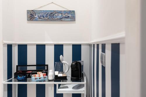 Habitación con rayas azules y blancas en la pared en B&B Sapore di Mare nel Blu, en Gaeta