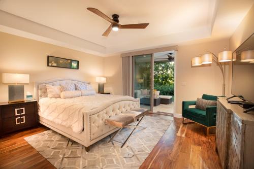 1 dormitorio con 1 cama y ventilador de techo en Mauna Lani Kamilo 123, en Waikoloa
