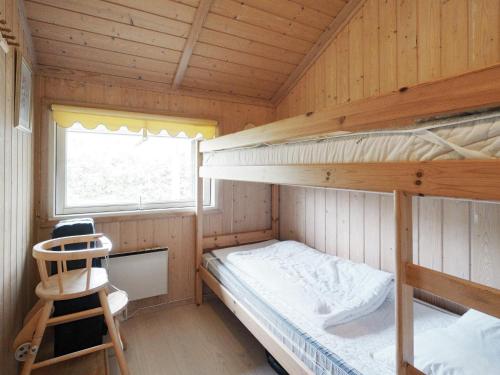 Habitación con 2 literas y escalera. en Four-Bedroom Holiday home in Slagelse 2, en Store Kongsmark
