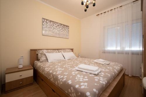 Ένα ή περισσότερα κρεβάτια σε δωμάτιο στο Apartment Povljana 6298b