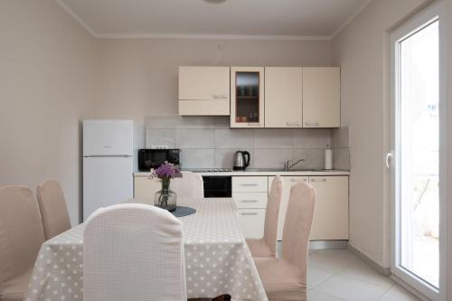 Η κουζίνα ή μικρή κουζίνα στο Apartment Povljana 6298b