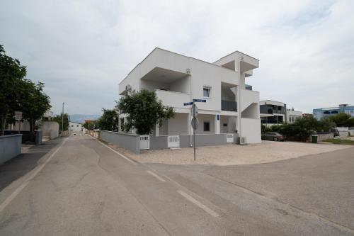 Apartments with a parking space Vir - 12692