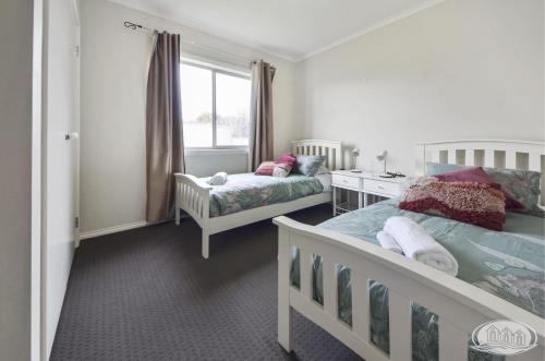 1 Schlafzimmer mit 2 Betten und einem Fenster in der Unterkunft Escape on Wannon in Portland