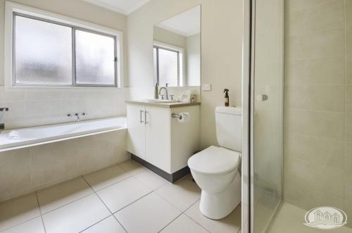 ein Badezimmer mit einem WC, einem Waschbecken und einer Badewanne in der Unterkunft Escape on Wannon in Portland
