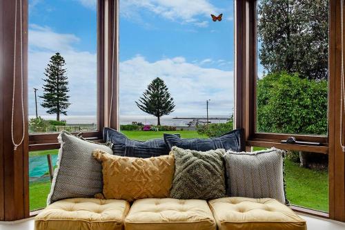 un sofá sentado frente a una gran ventana en Port View, en Portland