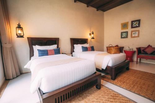 Una cama o camas en una habitación de Sriwilai Sukhothai