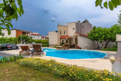 Seaside family friendly house with a swimming pool Vir - 21522