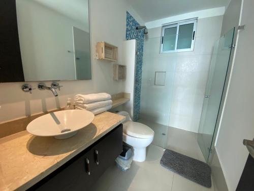 y baño con lavabo, aseo y ducha. en Apartamentos Palmetto Eliptic ICDI, en Cartagena de Indias