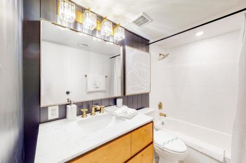 een badkamer met een wastafel, een toilet en een spiegel bij Scottsdale's Stunner in Scottsdale