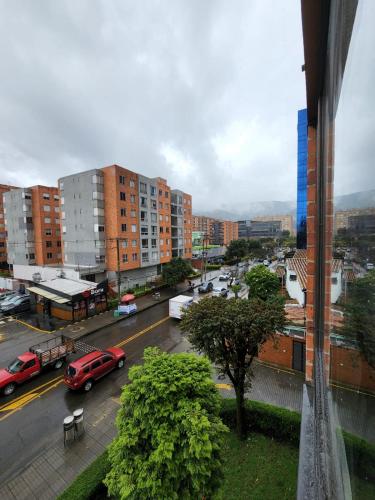 uitzicht op een stad met auto's op straat bij Lovely private room in apartment in Cedritos in Bogota