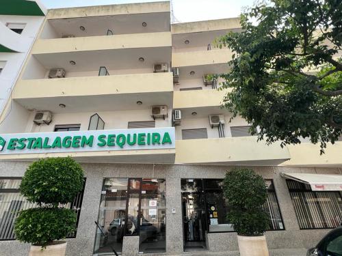 Un edificio con un cartel que dice Desalinayan Requena en Estalagem Sequeira, en São Brás de Alportel