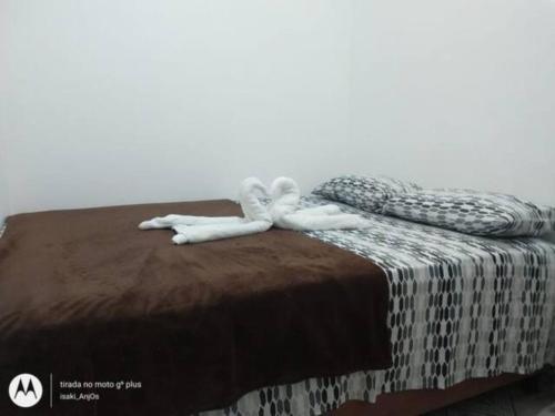 Una cama con dos toallas blancas encima. en Ap, Bem localizado em Morro de São Paulo Ba en Morro de São Paulo