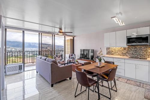 Newly Remodeled - 30th Floor Suite with EPIC Mountain Views home_2