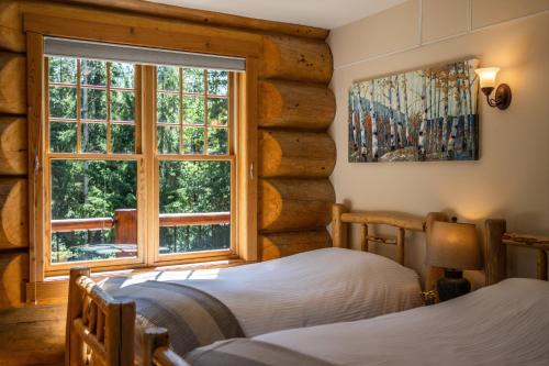 a bedroom with two beds and a window at Moberly Lodge in Golden