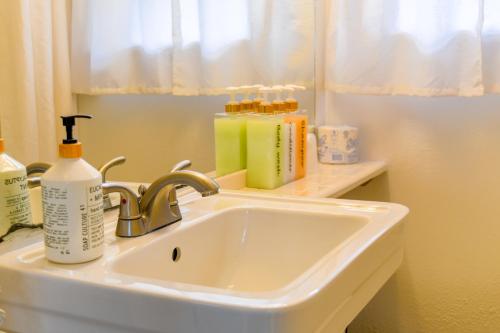 La salle de bains est pourvue d'un lavabo et d'un miroir. dans l'établissement Dew Duck Inn, 