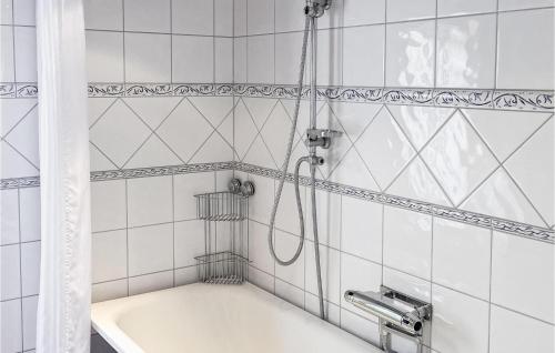 bagno bianco con vasca e doccia di Stunning Home In Vstervik With Kitchen a Västervik