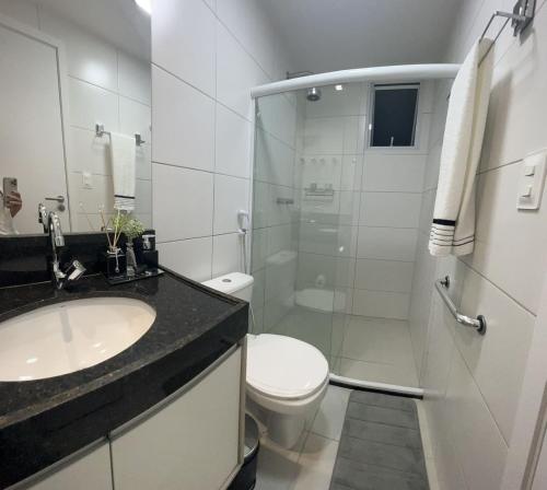 um banheiro com pia, vaso sanitário e chuveiro em Promenade II Ap 508 PONTA VERDE - MACEIÓ em Maceió