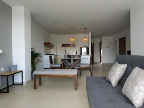 - un salon avec un canapé et une table dans l'établissement Apartamento Zipa 301, à Paipa