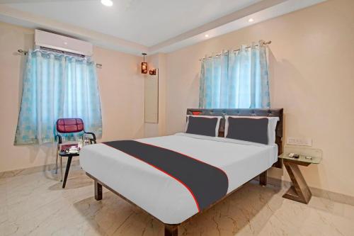 Dhundgol的住宿－Halcyon SS Grand，一间卧室配有一张带蓝色窗帘的大床