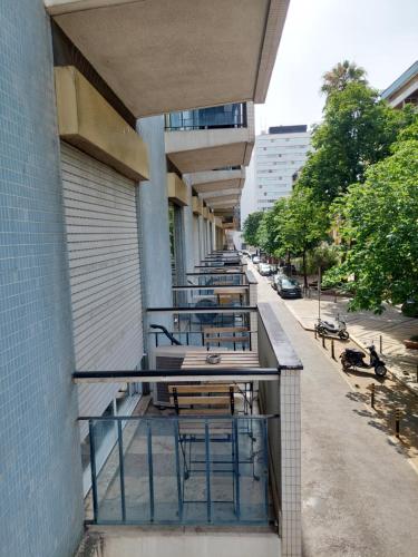 een balkon met tafels en stoelen in een gebouw bij L83 - rooms and apartments in Lissabon