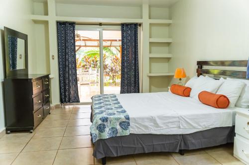 Una cama o camas en una habitación de Rancho AlMar - Villa Palmeras