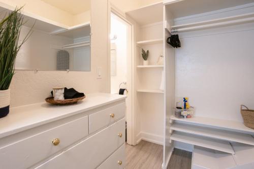 een badkamer met witte kasten en een raam bij Oakdale Suites - Master Property in Medford