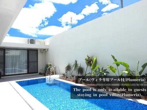 uma piscina está disponível apenas para os hóspedes que ficam na piscina villestead em villa LIFE INDAH sumuide em Nago