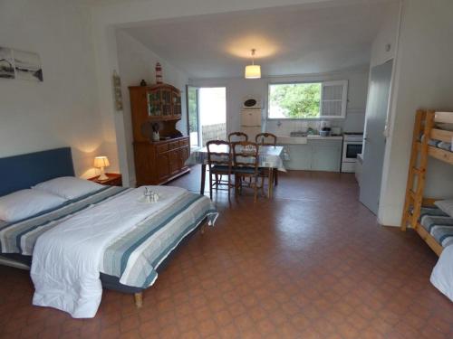une chambre avec un lit et une table et une cuisine dans l'établissement Studio spacieux 200m plage, terrasse privative, animaux admis, proximité commerces - FR-1-540-178, à Notre-Dame-de-Monts