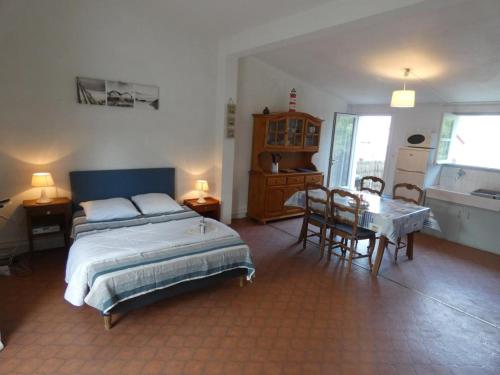 Posteľ alebo postele v izbe v ubytovaní Studio spacieux 200m plage, terrasse privative, animaux admis, proximité commerces - FR-1-540-178