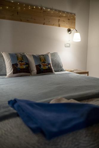a blue blanket laying on top of a bed at Il Giardino Di Epicuro in Rocca San Giovanni