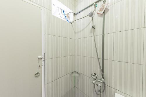 Ένα μπάνιο στο RedDoorz Syariah near RS Hermina Sukabumi