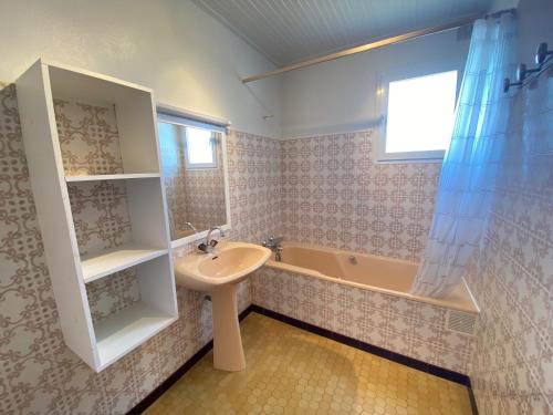 une salle de bain avec un lavabo et une baignoire dans l'établissement Maison contemporaine - 3 pièces - 700m plage et surf - Jardin privé, terrasse - Brétignolles-sur-Mer - FR-1-231-163, à Bretignolles-sur-Mer