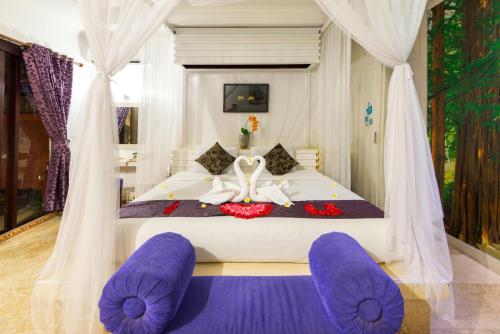 una camera da letto con un letto grande con attrezzatura per pilates viola di Lavender Villa & Spa a Kuta