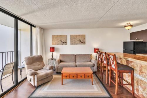 ein Wohnzimmer mit einem Sofa und einem Tisch in der Unterkunft 19th Floor Condo with Lanai & Sea Views - FREE Parking! home in Honolulu