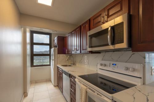 Newly Remodeled Corner Unit at the Waikiki Banyan with Diamond Head Views condo_3